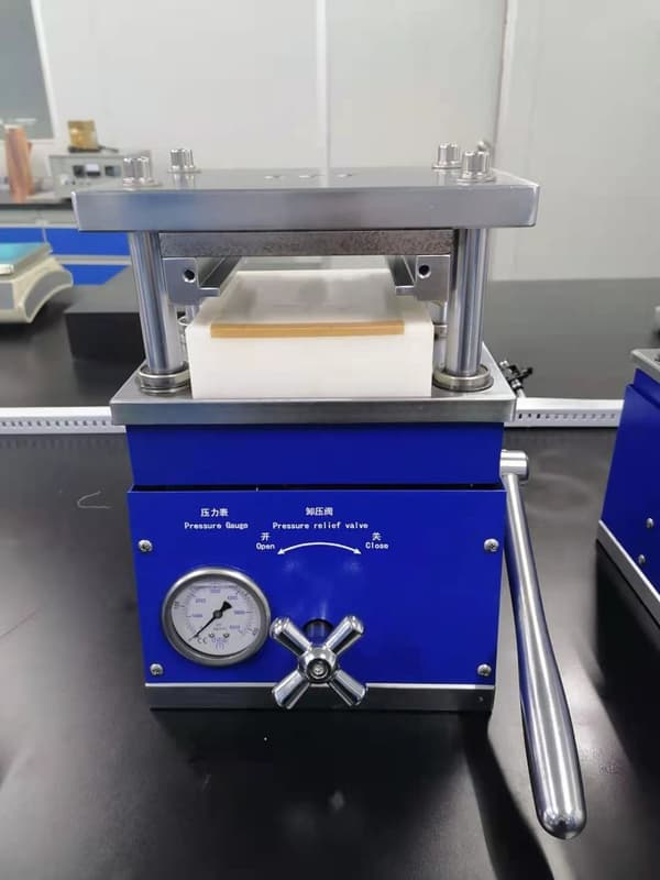 pouch cell hydraulic die cutter